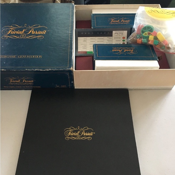 Trivial Pursuit Board Game - Classic Edition - Picture 1 of 4